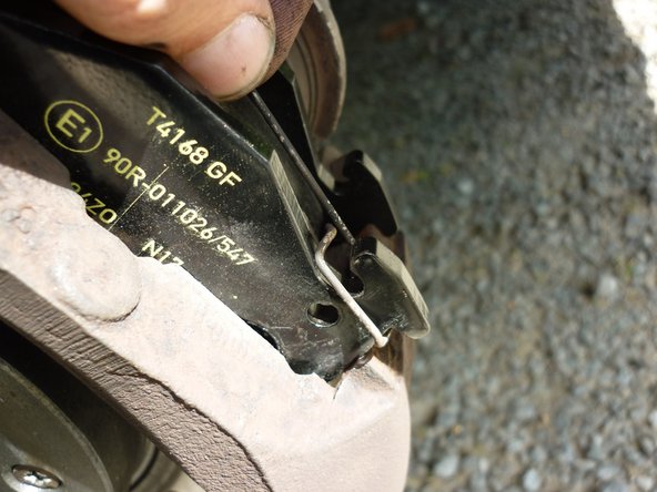 Clipsez les deux ressorts antibruit.