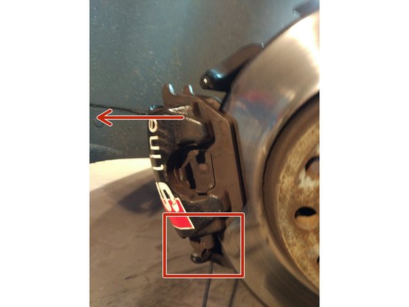 Faite une rotation pour sortir l'étrier (bas de l'étrier en appuis sur le support d'étrier). Si le disque est très usé, l'étrier peut être difficile à sortir (faire levier sur le piston avec un tournevis pour avoir du jeu, attention de ne pas toucher le joint en plastique du piston).