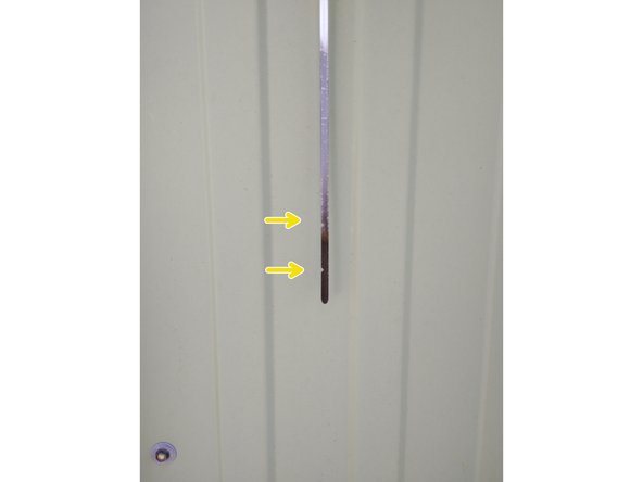 contrôler le niveau à la jauge : l'encoche du bas représente le mini, celle du haut le maxi (compléter si nécessaire : on cherche à être juste en-dessous du maxi)