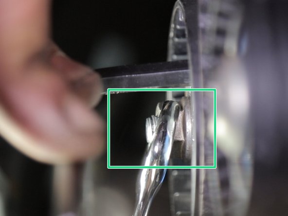 Maintenez la position et bloquer l’écrou du galet tendeur avec la clé de 13