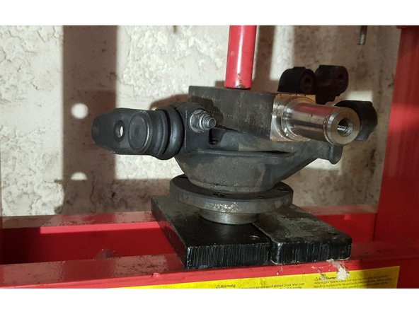 Placez le moyeu sous la fusée puis pressez.