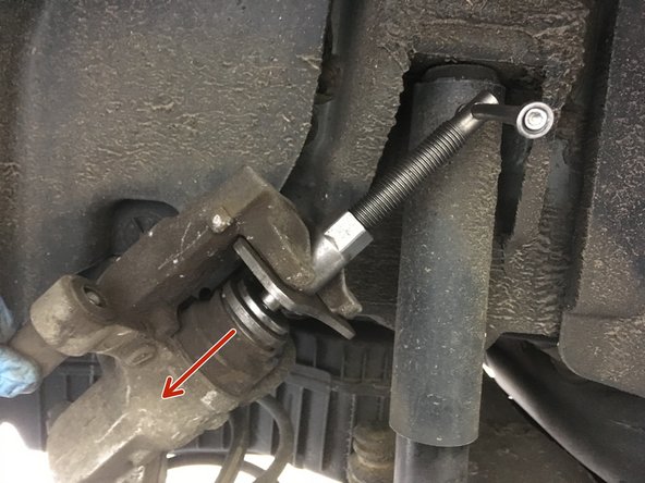 Garder le bouchon du réservoir de liquide de frein ouvert