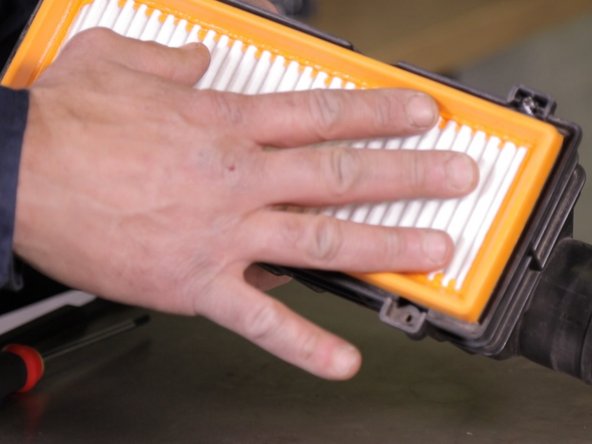 Assurez vous que le filtre à air soit bien  positionner