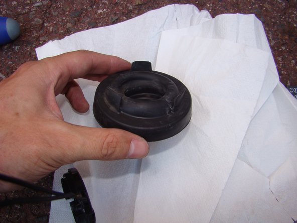 Enlever le capuchon de protection en caoutchouc. (présenter sur la photo 3)