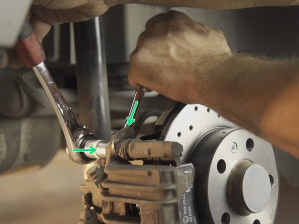 Resserrer les deux vis à l'aide du cliquet, de la douille de 13 et de la clé plate de 15 pour maintenir les colonnettes