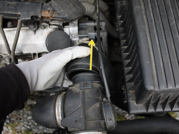 Déboîter les deux conduits d'air en tirant dessus, il faut parfois forcer un peu.