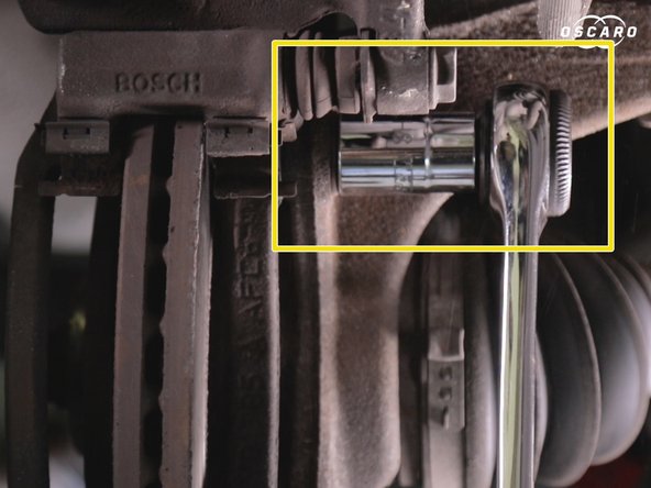 Dévisser et retirer les deux vis de la chape de l’étrier