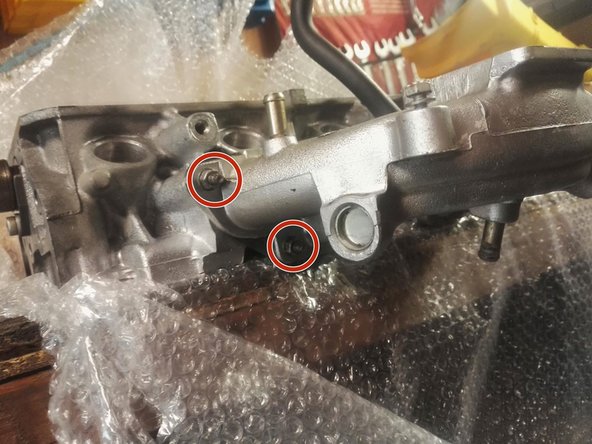 Serrez (progressivement)  les écrous de fixation