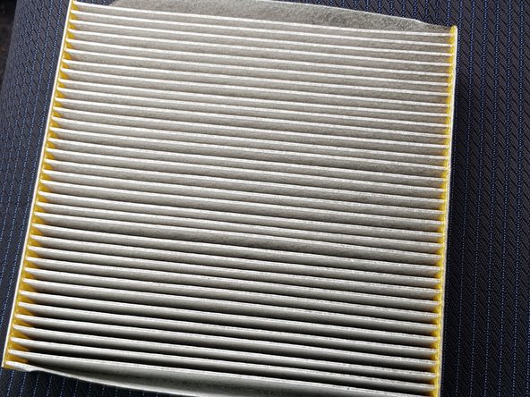 Vérifier la correspondance entre l'ancien et le nouveau filtre d'habitacle ( longueur, épaisseur...)