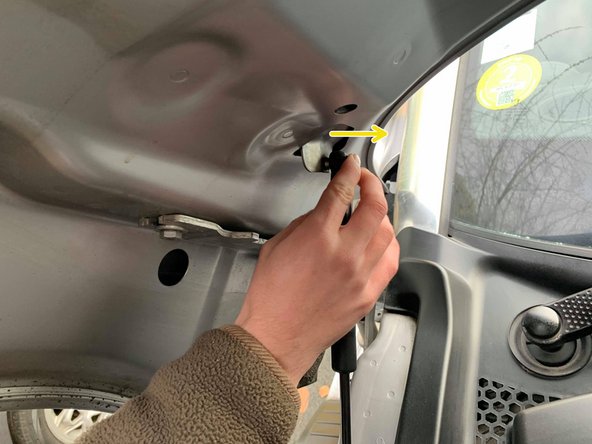 Tirer vers soit pour déboîter le vérin.