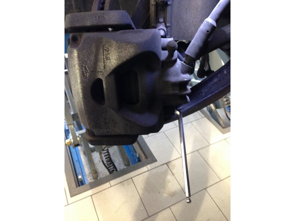 Diviser les deux vis allen de 7