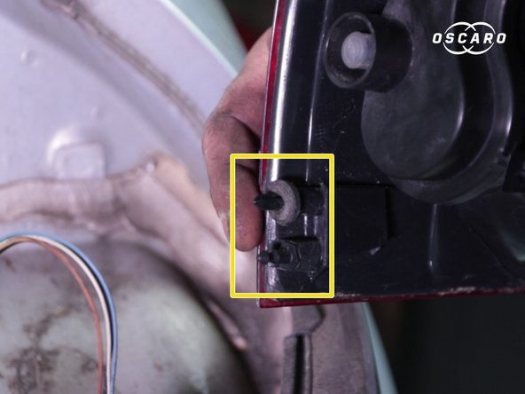 Repérer les accroches sur le feu et les trous correspondants dans leurs emplacements