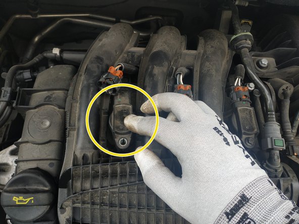 On peut, si on le souhaite, appliquer une fine pellicule de graisse di-électrique dans la bobine.