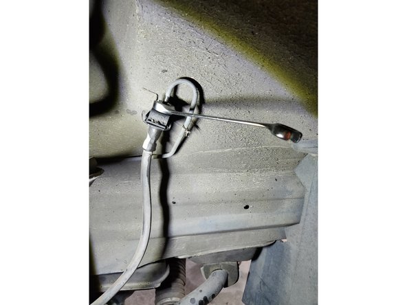 Mettre la clef à tuyauter sur l’écrou supérieur de la durite