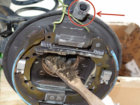 Faire ressortir la prise d'ABS vers l'arrière.