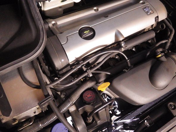 Ouvrir le bouchon de remplissage sur le cache moteur pour faciliter l'écoulement de l'huile)