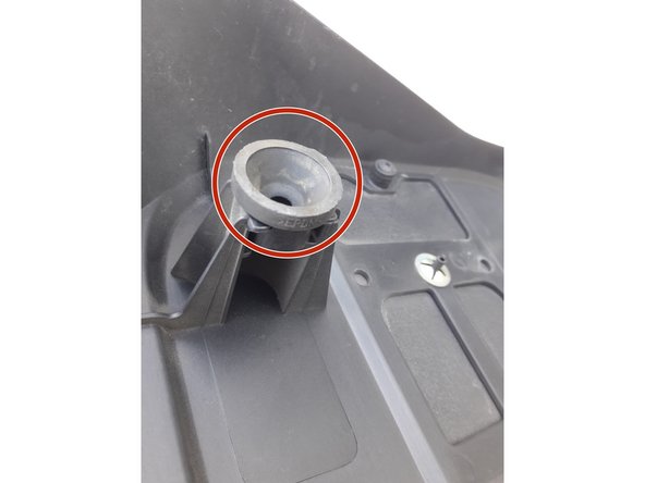 Positionnez et enclenchez le cache en appuyant légèrement dessus au niveau des clips.