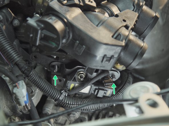 Visser les deux écrous avec la douille de 10