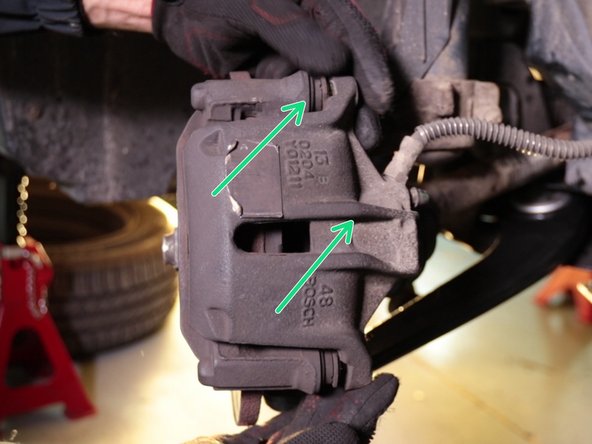 Retirer l'étrier simplement à la main en le tirant vers le haut