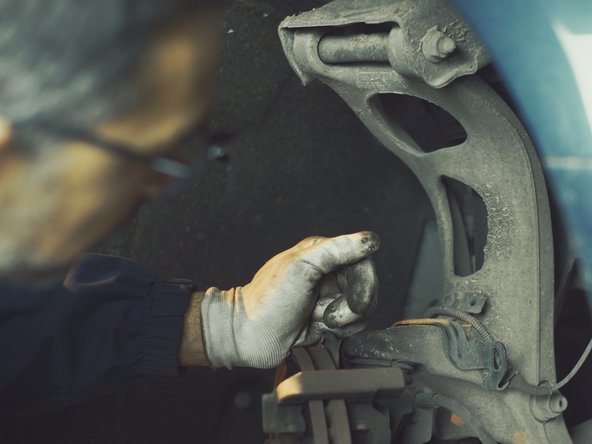 Placer l'étrier sur la jambe de force ou accrochez-le pour ne pas abîmer le flexible de frein