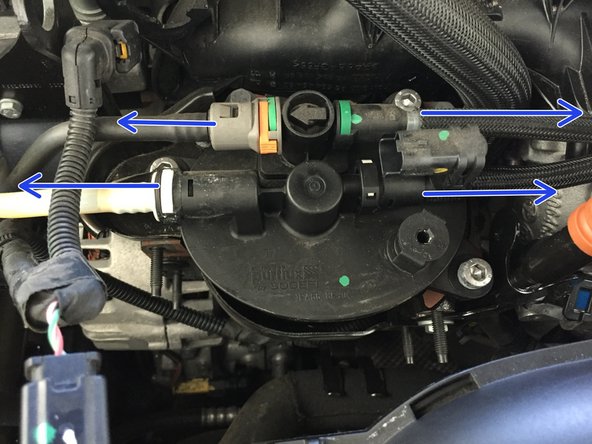 Déclipser les quatre durites de carburant