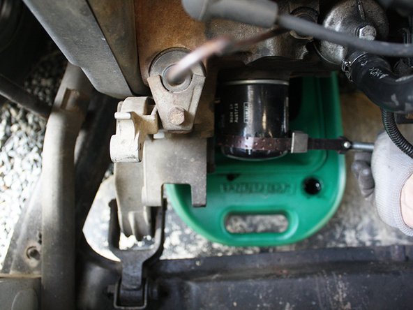 A l'aide d'une clé de filtre à huile commencer par desserrer le filtre puis finir de le dévisser à la main.