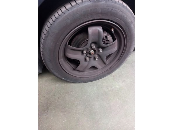 Surèlevez l'avant de la voiture et arrimez la.