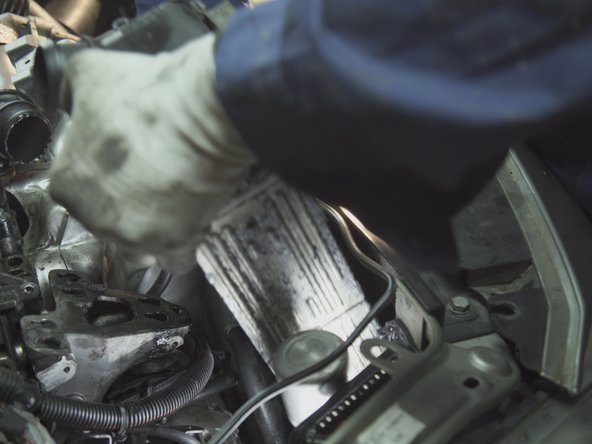 Tirer simplement le radiateur par le haut pour le sortir de son emplacement