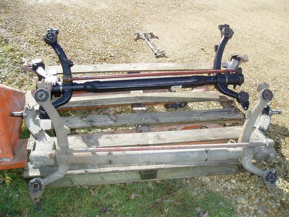 Mettre en place un essieu neuf et visser les 4 vis et leurs rondelles à l'aide d'une douille femelle torx de diamètre 16 mm. Serrer à 11 daN.m.