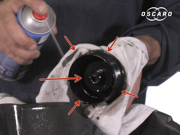 Nettoyer l’intérieur et l’extérieur la cloche du filtre à huile avec du nettoyant frein et un chiffon