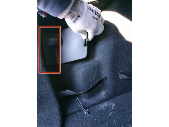 présenter les ergots du cache dans les logements