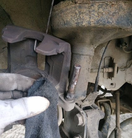 Presque personne n'inspecte les colonnettes lors d'une révision des freins alors que c'est une étape extrêmement importante (principe de l'étrier flottant : l'étrier ne flotte pas si les colonnettes sont grippées).