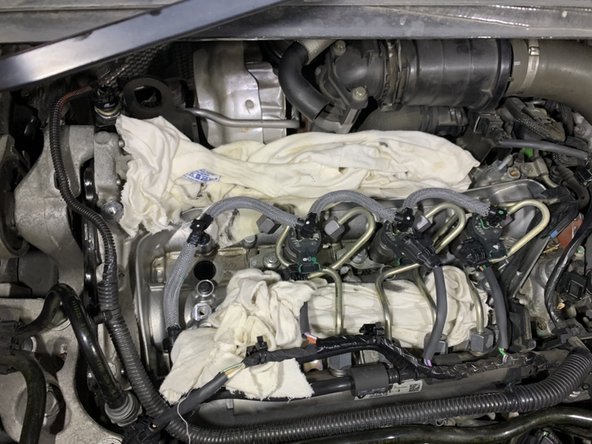 faites attention à ne rien faire tomber dans le moteur, ici j ai protégé les orifices avec des chiffons