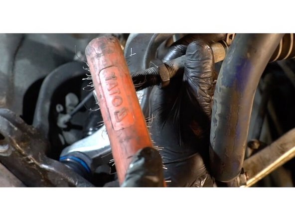 Nettoyez les emplacements de montage de l'embout de biellette. Utilisez une brosse métallique. Servez vous de l'aérosol WD-40.