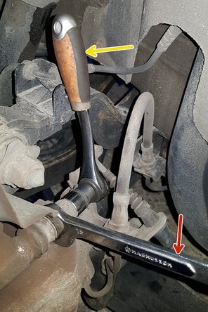 et une clé plate de 15mm retirez les 2 vis.