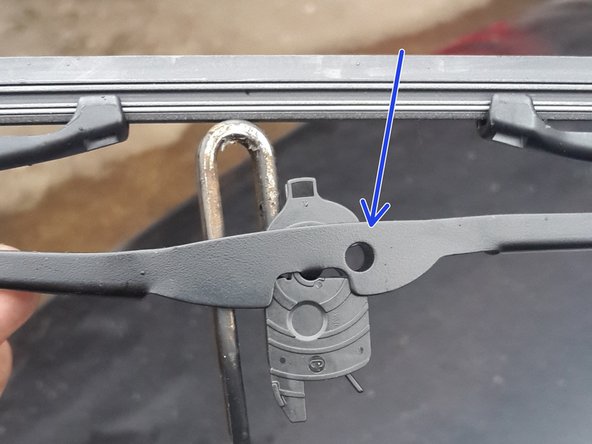 Glisser le balais d'essuie glace dans votre bras d'essuie-glace