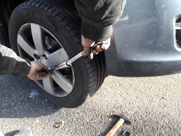 Replacer la roue en revissant en croix ( haut bas gauche droite). Réitérer maintenant l'ensemble du tutoriel sur l'autre roue avant.