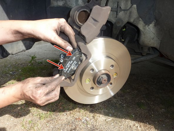 Refermer l'étrier en vérifiant la position des ressorts des plaquettes, ceux-ci doivent être en appuie à l’intérieur de l'étrier.