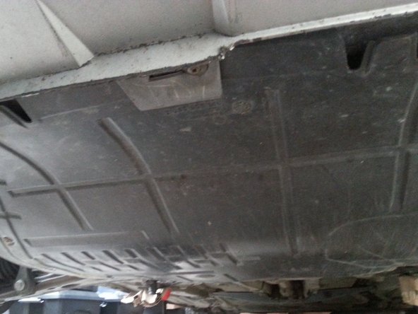 pour plus de facilité retirer le cache vis torx t25 et vis cruciforme. sous le moteur afin de pouvoir démonter les boulons du démarreur par le dessous