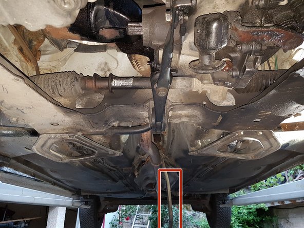 Une fois dévisser (dans le carrée rouge), attacher la commande sur la ligne d'échappement pour ne pas qu'elle vous embete en pendant.