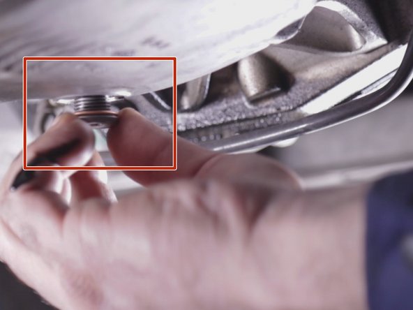 Une fois toute l'huile moteur écoulée  replacer puis revisser le bouchon du carter avec un carre de vidange