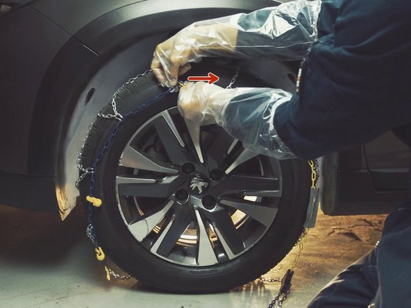 Décrocher la chaîne jaune de la chaîne bleue présentes sur le haut de la roue
