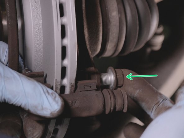 Revisser et resserrer les deux vis retenant la chape