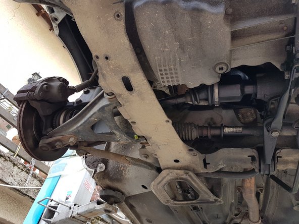 Ne pas oubliez de remettre la barre de boite de vitesse sur son pivot.