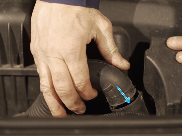 Emboîter le manchon de l'arrivée d'air