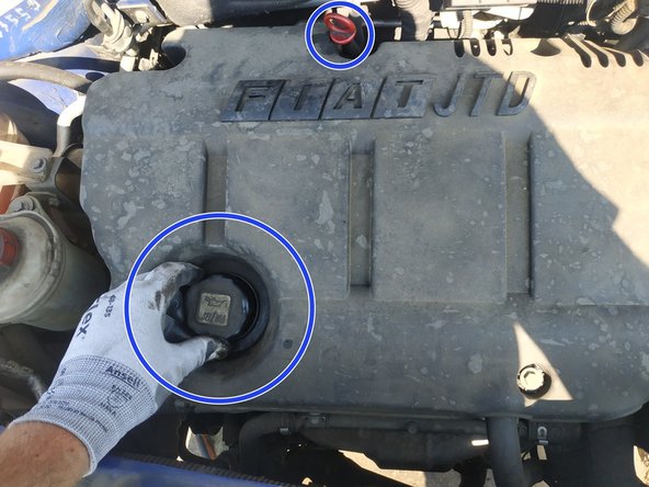 contrôler le niveau à la jauge : l'encoche du bas représente le mini, celle du haut le maxi (compléter si nécessaire: on cherche à être juste en-dessous du maxi)