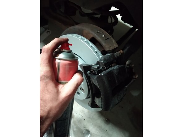 Dégraisser une dernière fois le disque de frein à l'aide du nettoyant frein.