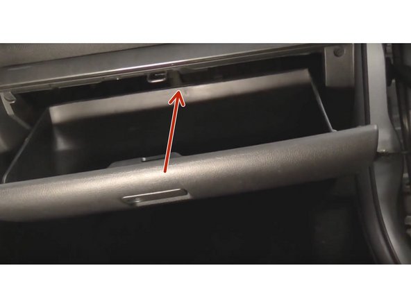 Poussez vers le haut votre boite à gants comme pour vouloir la fermer.