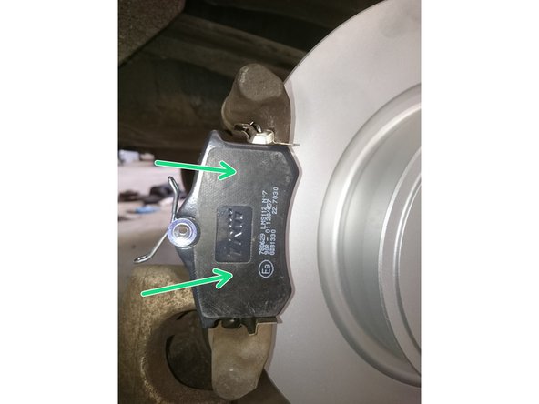 Vérifiez le bon positionnement des ressorts anti-bruit.