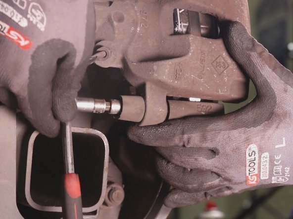 Resserrez les deux colonnettes à l'aide du cliquet